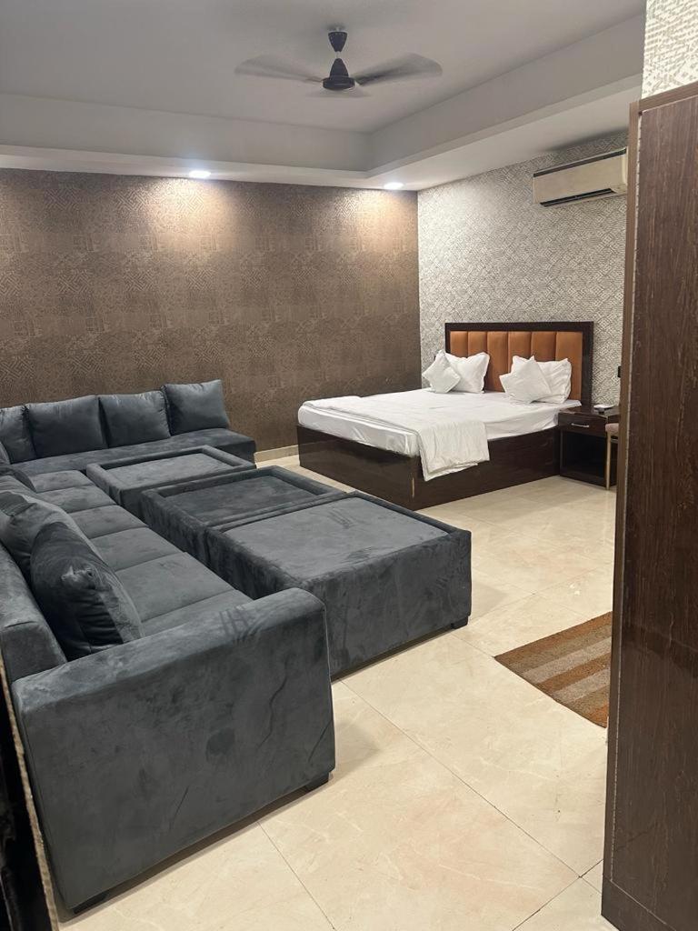 Ceremony Hotel And Banquets Faridabad Exterior foto